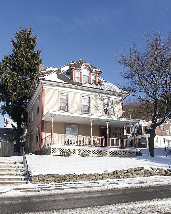 Building Photo - 421 Main St
