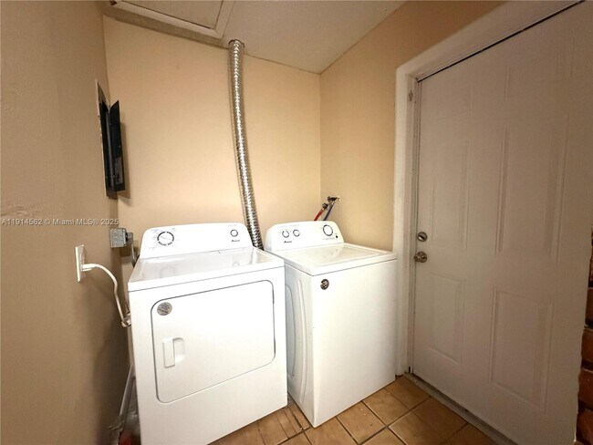 Foto del edificio - 7212 SW 3rd Ct