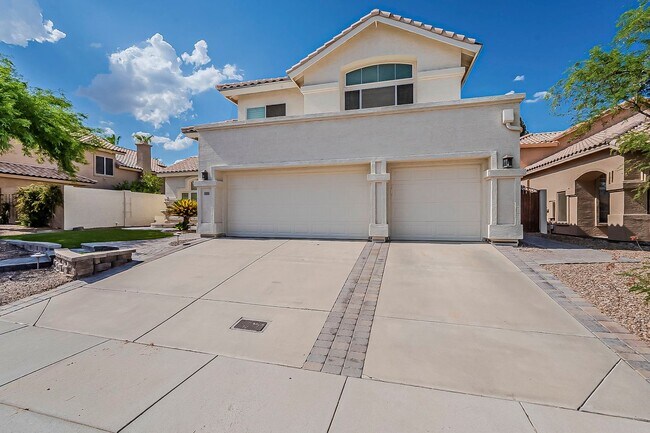 Building Photo - Welcome to your private Oasis!!