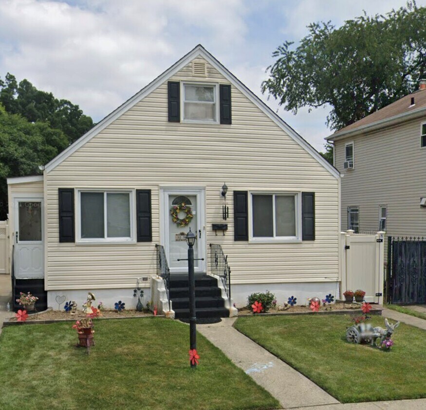 8151 250th St, Bellerose, NY 11426 House Rental in Bellerose, NY