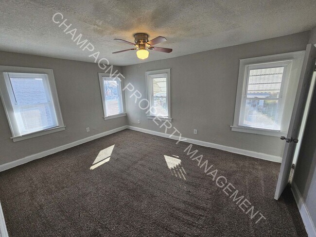 Building Photo - Spacious Home in KC
