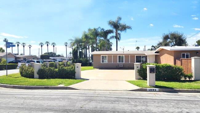 Front Of House & Driveway - 5903 Glenfinnan Ave