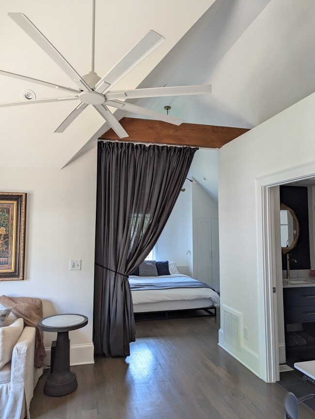 Airy, vaulted ceilings - 830 Myrtle St NE