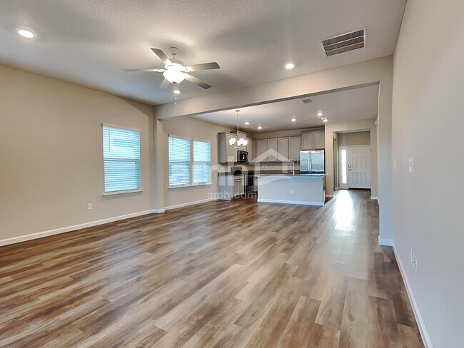 Foto del edificio - 300 Anastasia Park Rd