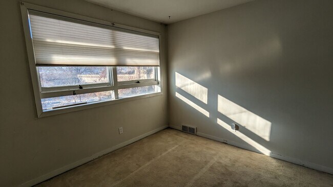 Building Photo - 294 S Dewey Ave