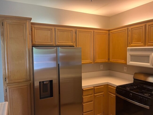 Foto del edificio - Modern Tri-Level Unit in Basking Ridge with High Ceilings, Spacious Primary Suite & Easy Hwy Access