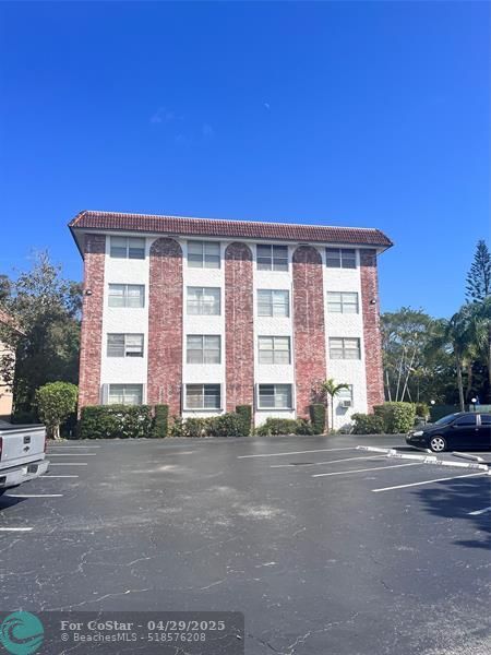 Building Photo - 3910 Crystal Lake Dr