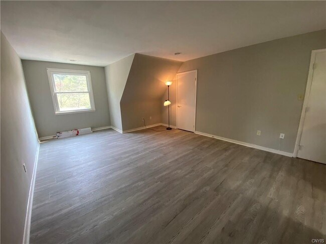 Foto del edificio - 540 Warren Rd