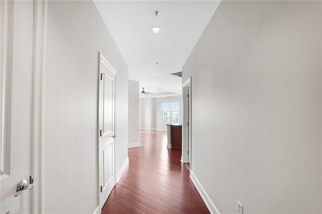 Foto del edificio - 325 East Paces Ferry Rd NE