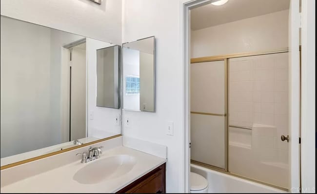 Building Photo - 2 bedroom, 2.5 bath
