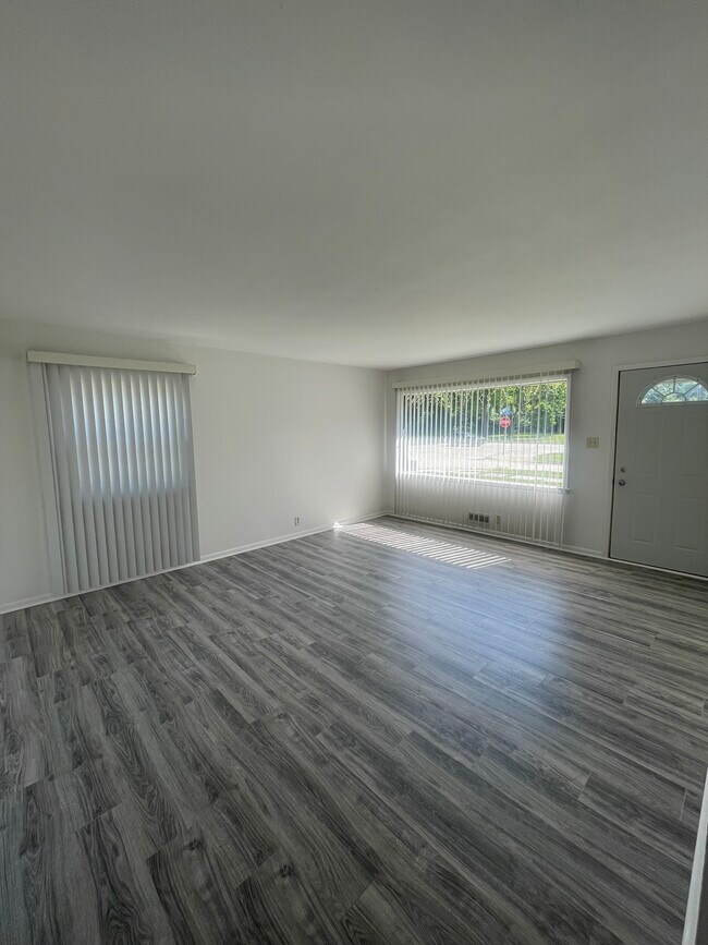 Foto del edificio - 6071 S Lake Dr