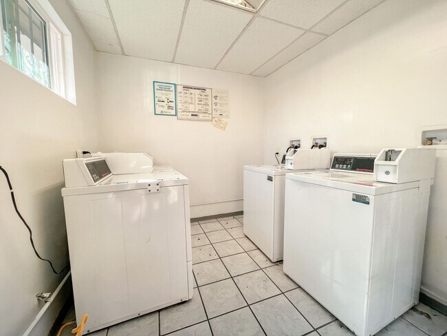 Foto del edificio - Updated 1-Bedroom in Gardena With Parking ...