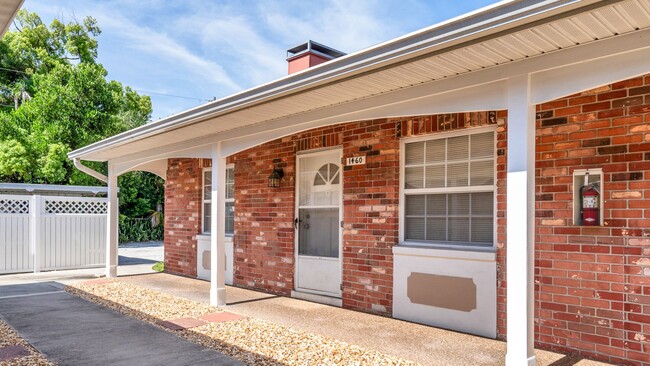 Building Photo - Unfurnished/Annual Rental 1br/ba/1 carport...
