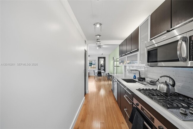 Foto del edificio - 7207 Bay Dr