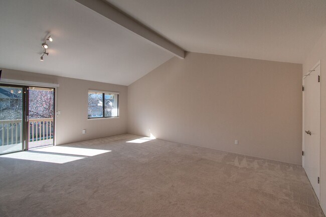 Foto del edificio - Light & bright southwest facing home in de...