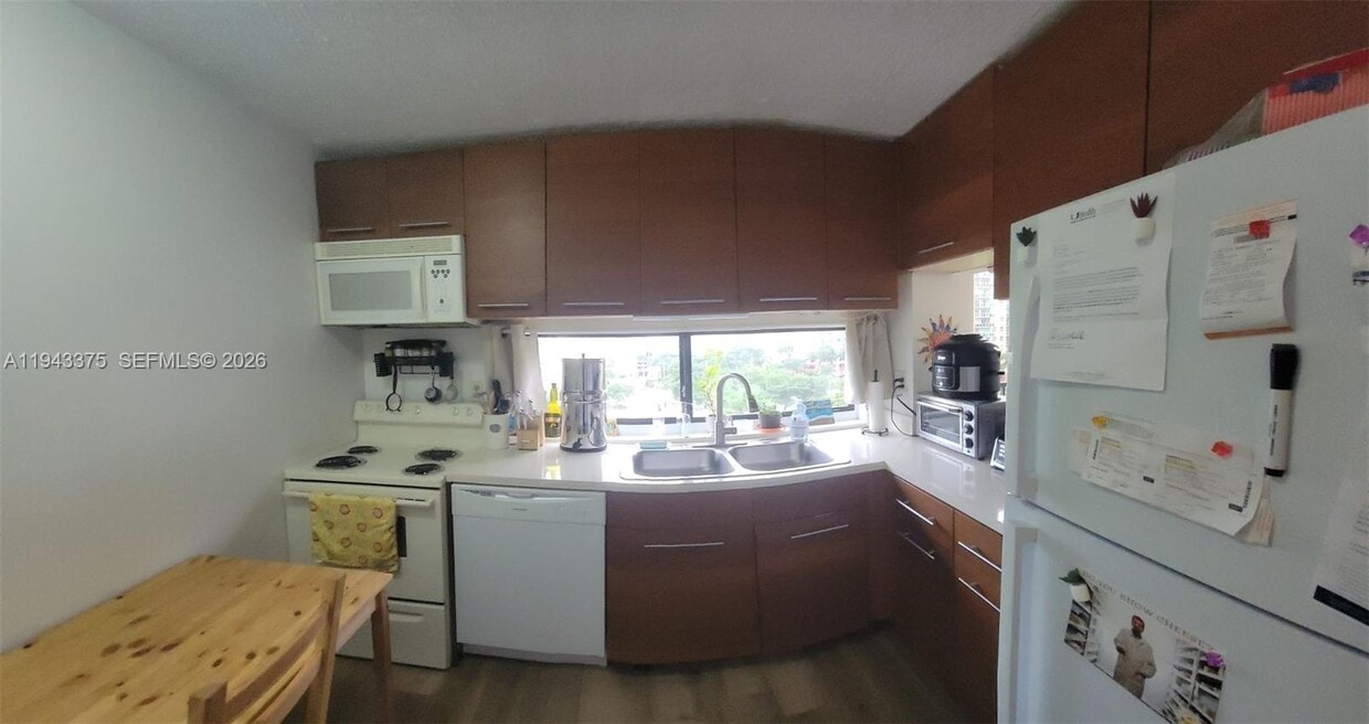 Foto del edificio - 17021 N Bay Rd