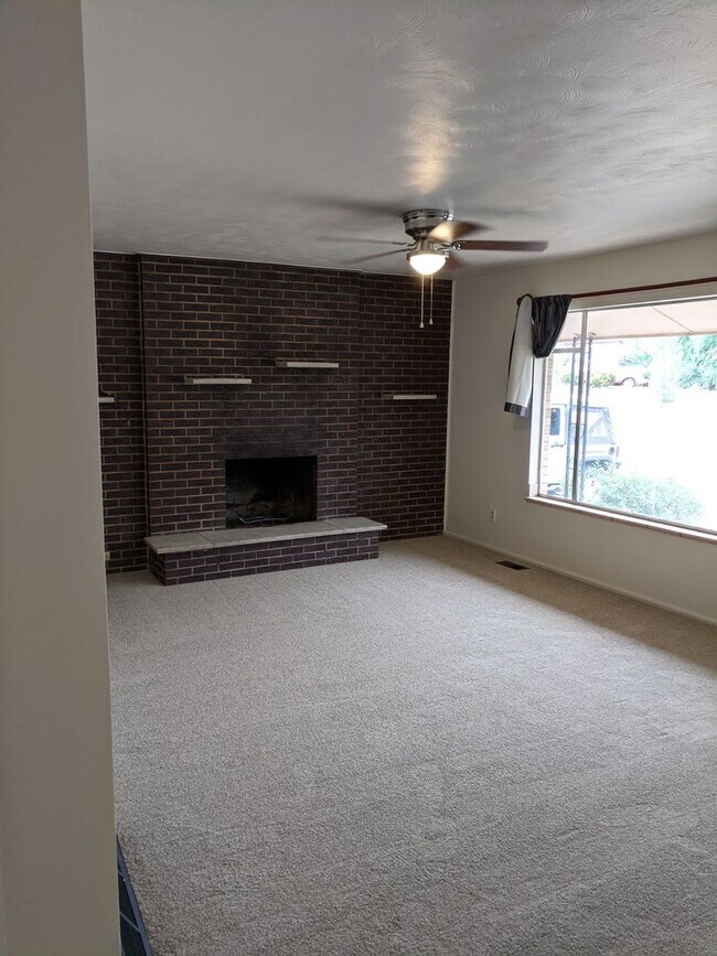 Foto del edificio - Spacious rancher in quiet neighborhood.