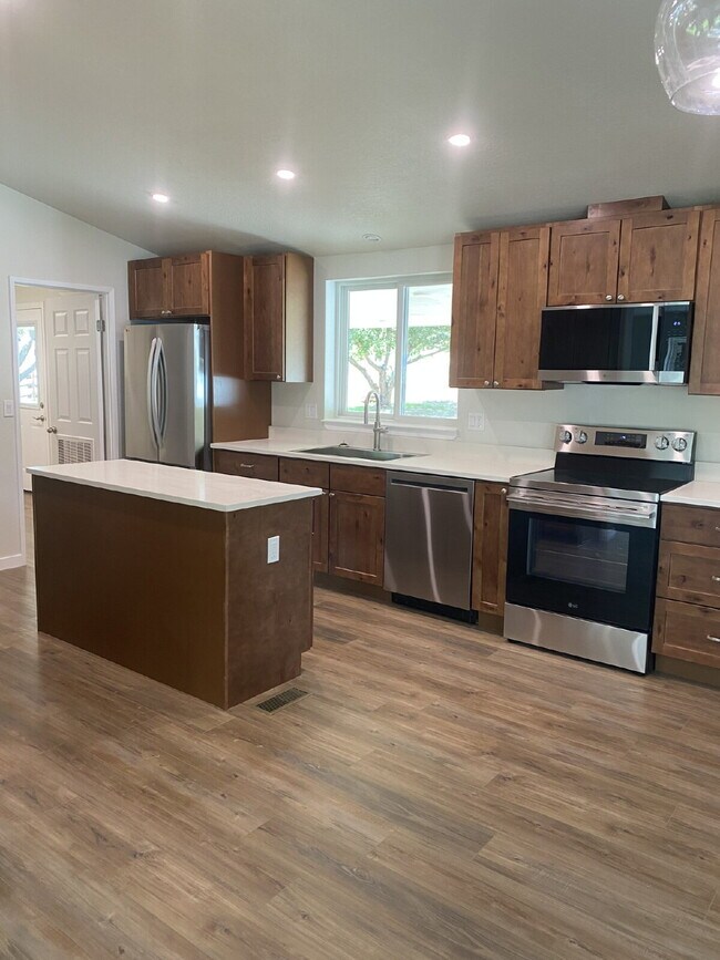 Building Photo - Country Living, 3 Bedroom, 2 Bath Home in New Castle