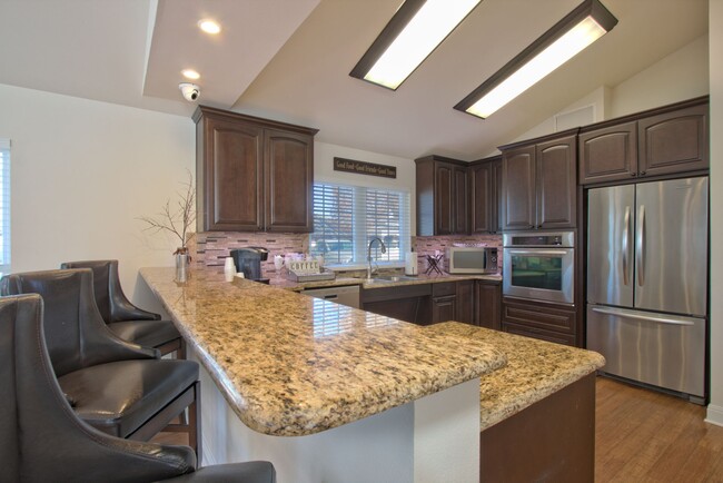 Building Photo - 1 Bed | 1 Bath 811 Sq. Ft. -GR LANDA