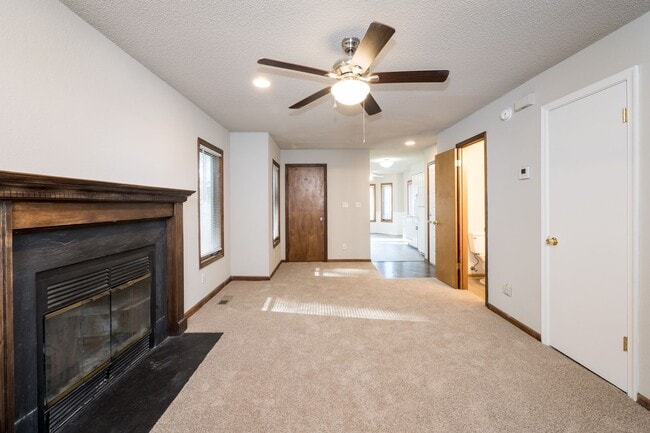 Building Photo - 2 bedroom 1.5 bath Duplex Close to the Beach