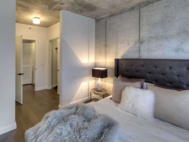 Building Photo - 630 W Division St