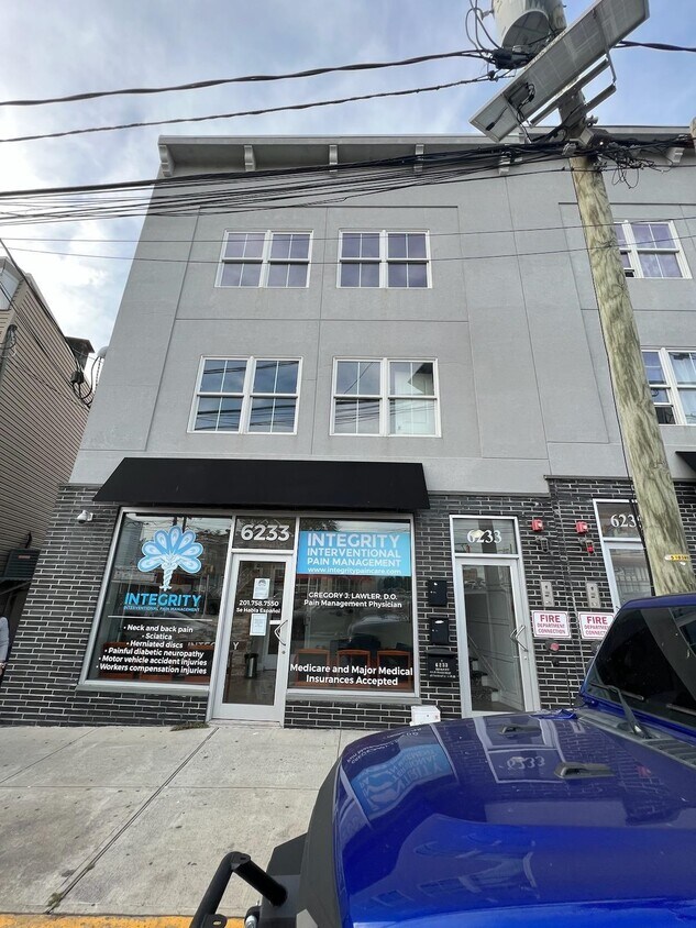 Foto principal - 6233 John F. Kennedy Blvd