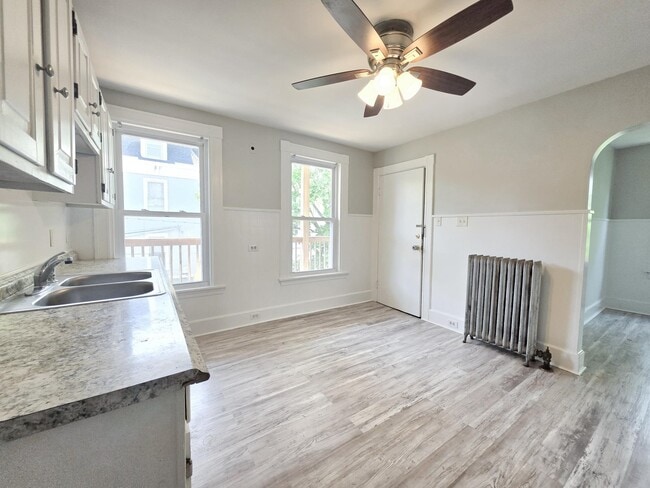 Building Photo - 644 Maple St