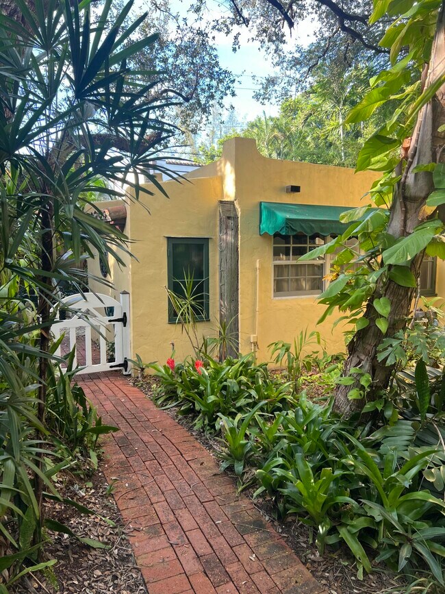 Foto del edificio - 825 Alamanda St