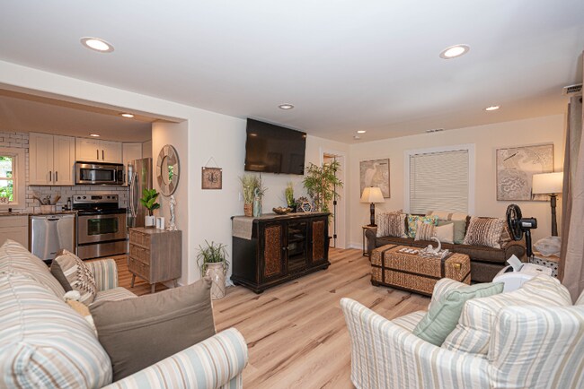 Building Photo - 120 Robin Hood Trail
