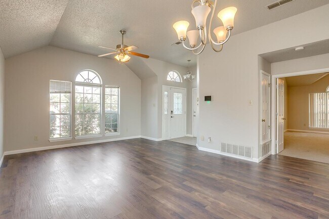 Building Photo - Open Floorplan with 3 Bed, 2 Bath Home in Established Neighborhood- Fort Worth- 76120