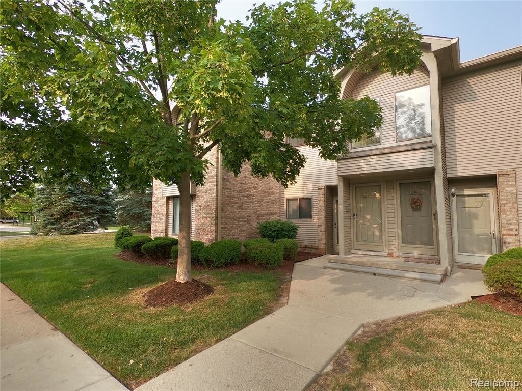 Primary Photo - 42559 Lilley Pointe Dr