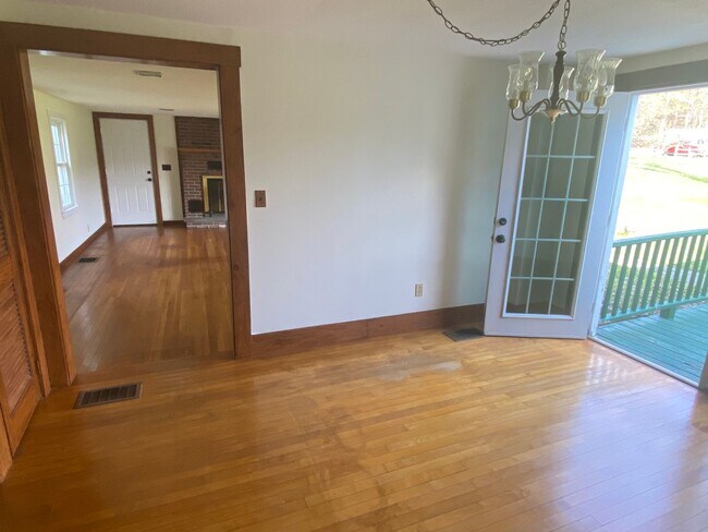 Foto del edificio - Authentic 3 bedroom New England Colonial! ...