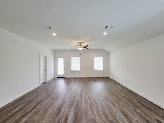 Building Photo - This stunning 4-bedroom, 2-bathroom Rosharon lease features modern upgrades, an open-concept layo...