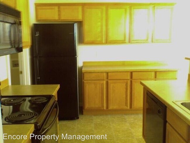 Building Photo - 4150-4152 SW Reindeer Ave
