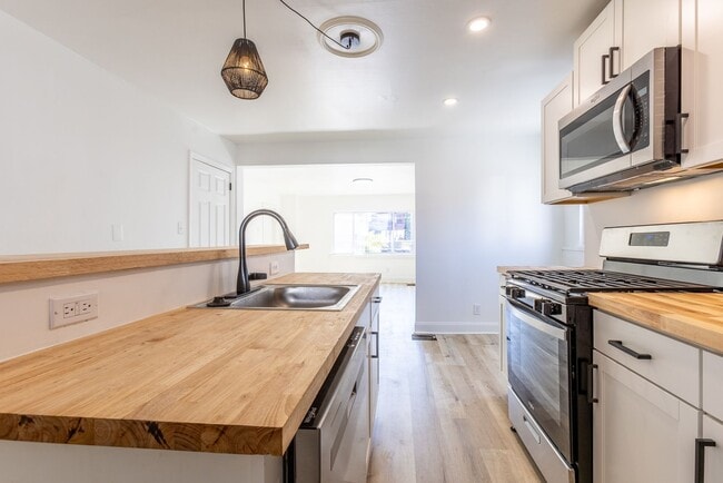 Building Photo - AVAILABLE September - Beautifully RENOVATE...