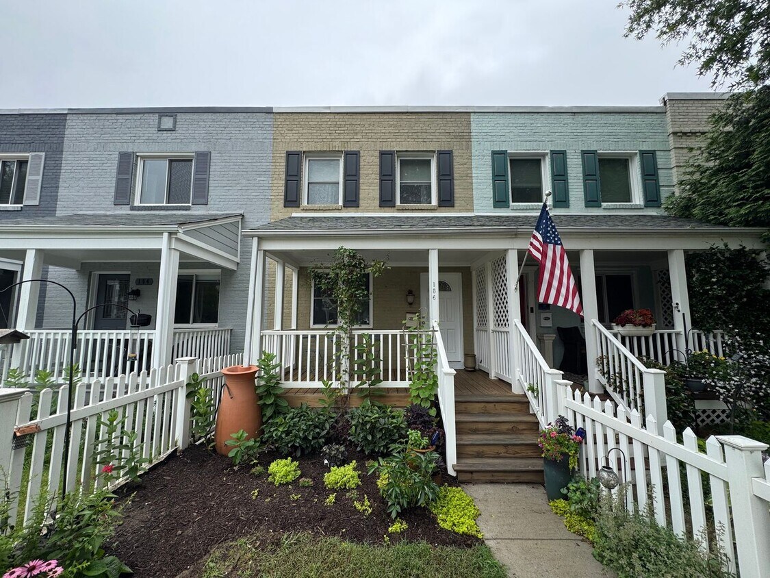 Foto principal - Charming 2 Bed 1 Bath Interior Townhome Wi...