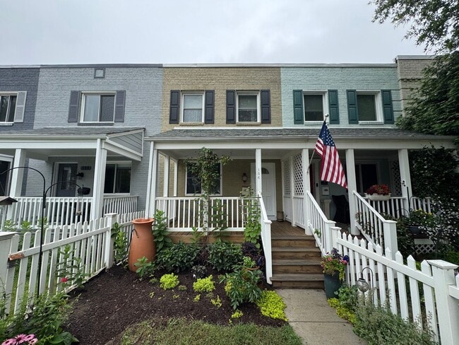 Charming 2 Bed 1 Bath Interior Townhome Wi... - Charming 2 Bed 1 Bath Interior Townhome Wi...