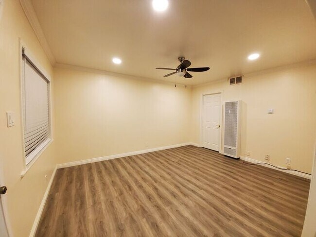 Building Photo - Modern Spacious Studio with Washer and Dryer
