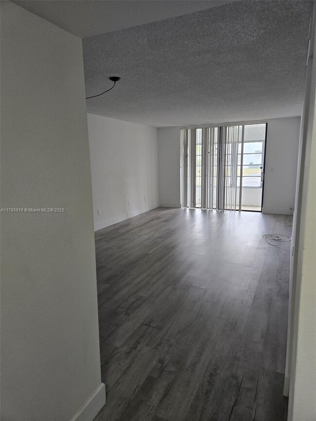 Foto del edificio - 2860 Somerset Dr