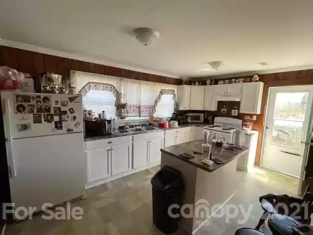 Foto del edificio - 3354 Clay Dr