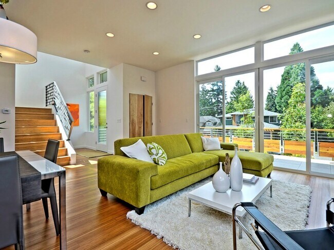 Building Photo - Modern Matthew's Beach Home