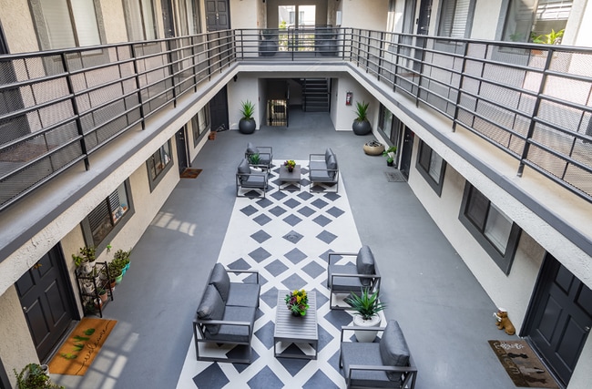 Foto del edificio - 5325 Denny Ave