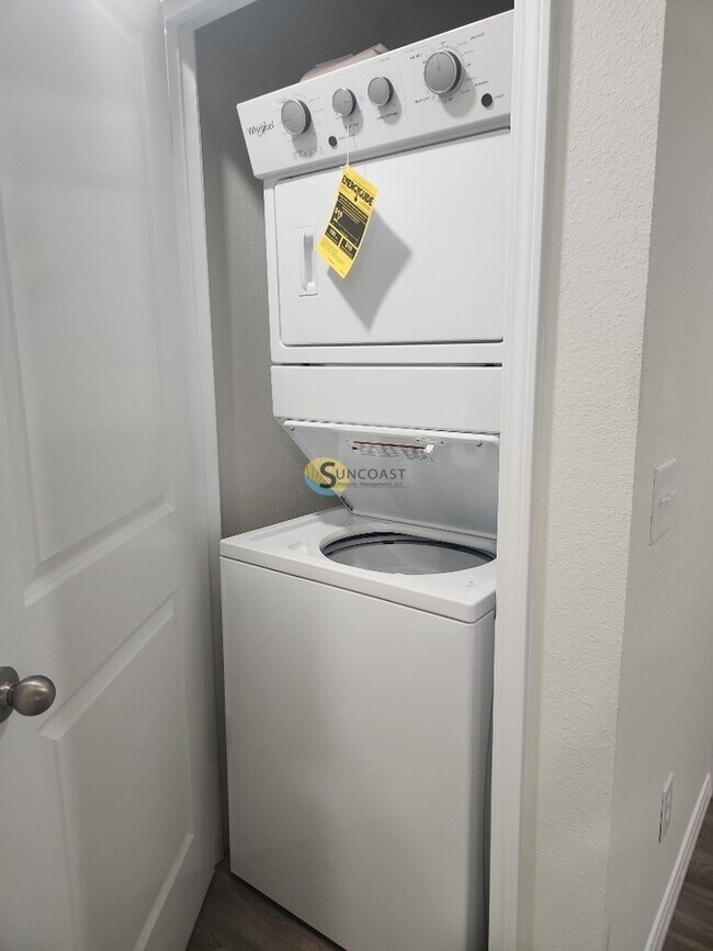 Foto del edificio - Comes with a washer and dryer