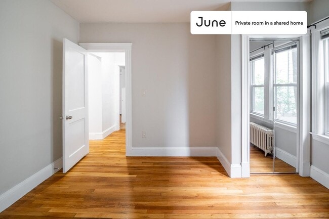 Building Photo - Private bedroom in 4 bed/1 bath Home