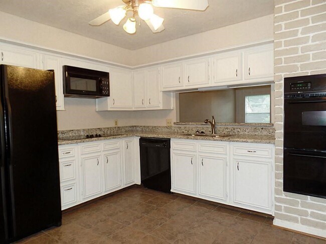 Foto del edificio - 8110 Amurwood Dr