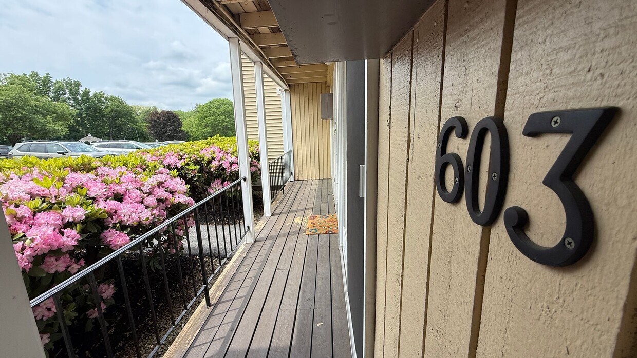 Foto principal - Walk to Downtown from this 1 Bedroom 1st F...