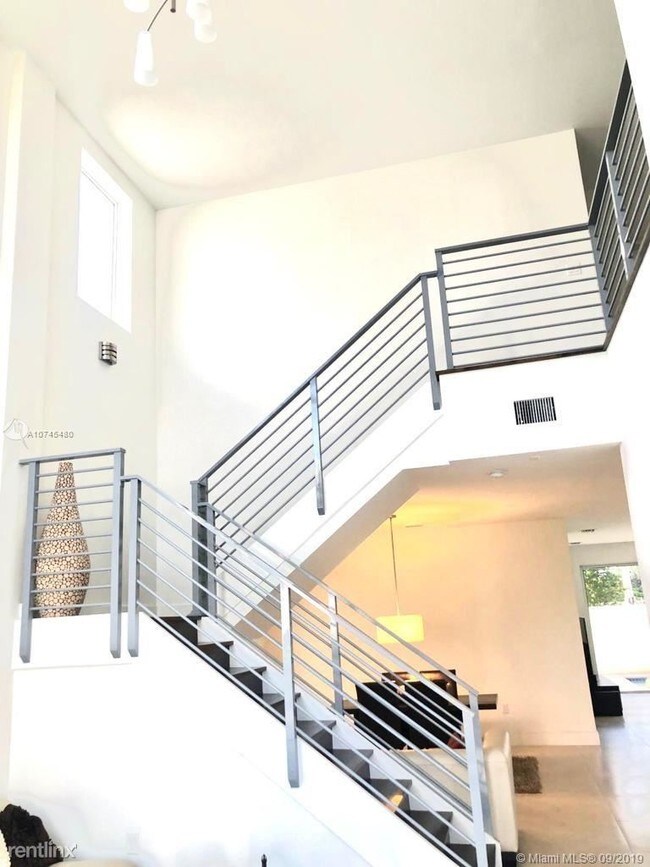 Foto del edificio - 5 br, 5 bath House - 9850 NW 74th Ter