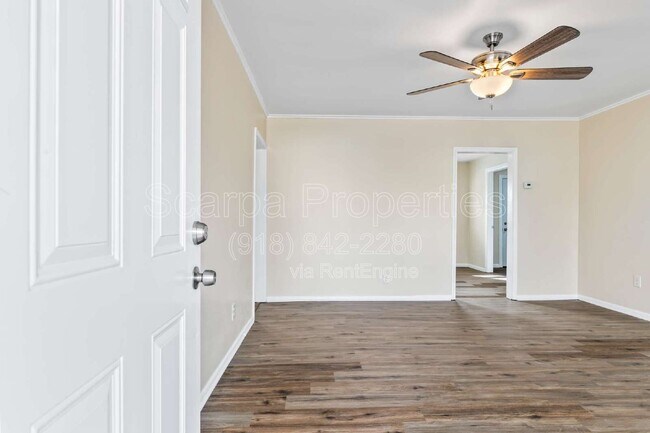 Foto del edificio - 921 W Midway St