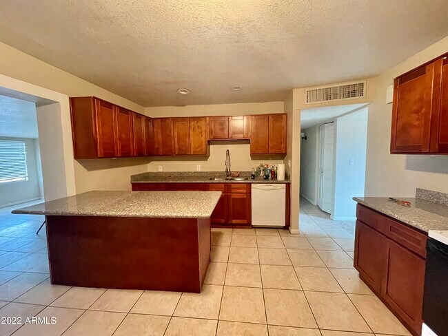 Building Photo - 414 E Garfield St