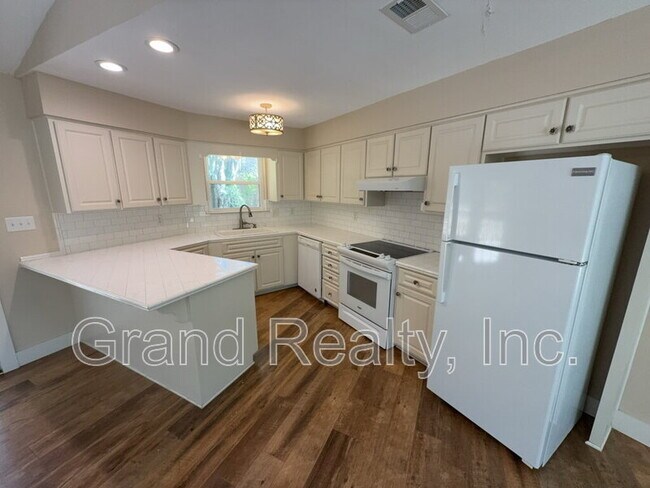 Foto del edificio - 7401 Bernadette Dr